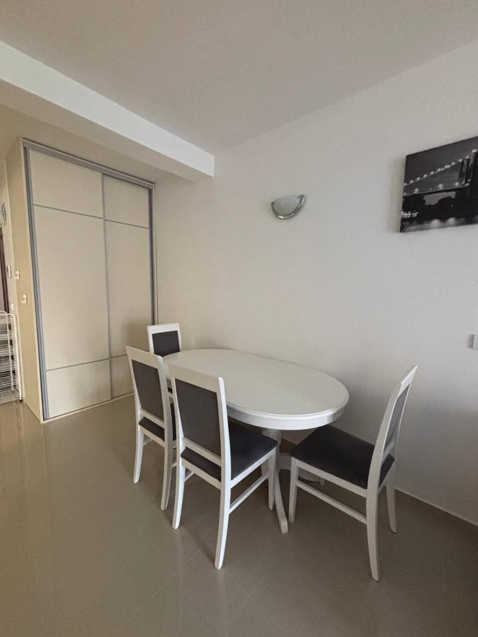 Stan-apartman, Apartment, Bar